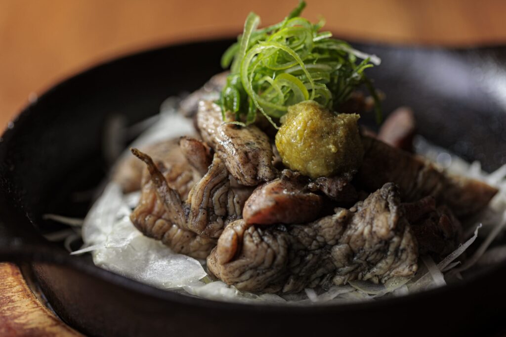 わさびとネギがのった地鶏のコロコロ焼き